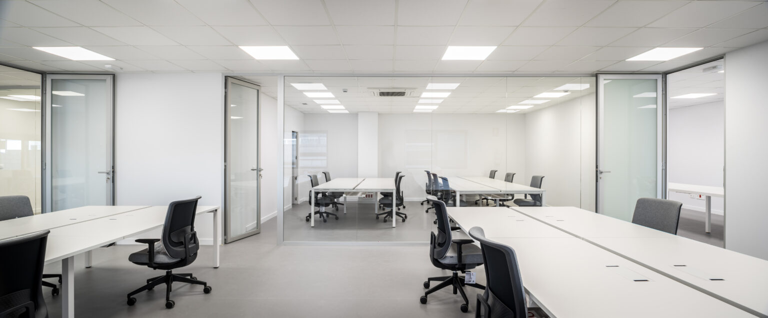 Nuevas oficinas en nave industrial logistica Madrid Papel Import. Mesas y sillas