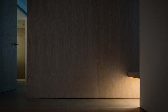 luz indirecta en el pasillo de una casa
