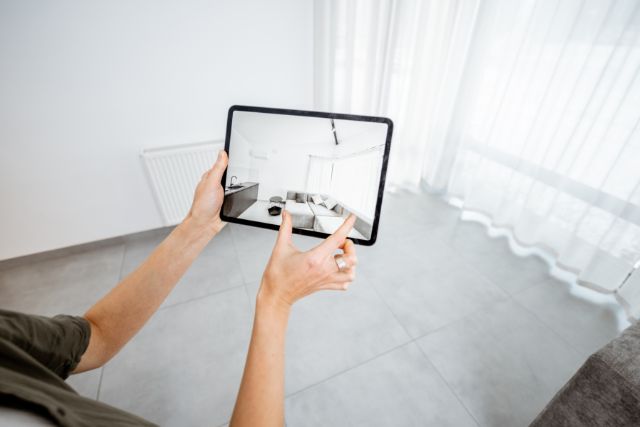 persona utilizando la realidad aumentada en arquitectura e interiorismo